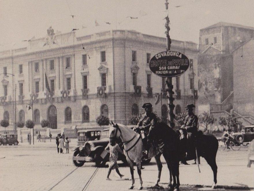 Guardia Civil a caballo frente al Banco de España en Santander en los años 30.