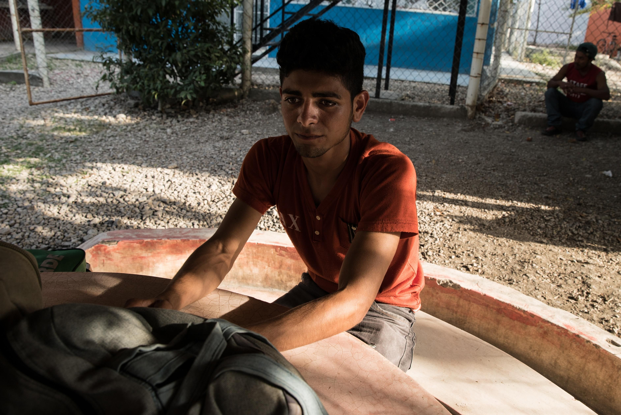 Haime, hondureño de 20 años acaba de llegar al refugio de migrantes de Tenosique. Es la primera vez que hace esta ruta, Haime es de Santa Bárbara y ha estudiado mecánica, pero no podía encontrar ningún trabajo. Haime también sufrió las amenazas de una mara por negarse a participar en la venta de drogas. Esto fue lo que decidió a huir del país. “Es muy doloroso abandonar tu país, a tu familia. Soy joven y tengo ambiciones. Quiero vivir y tener un futuro y en Honduras no tenía nada”. En un principio, Haime pensaba en viajar a Estados Unidos pero, después de llegar a Tenosique y escuchar historias sobre la ruta (la violencia y los peligros de cruzar clandestinamente), está considerando solicitar asilo en México. Fotografía: Marta Soszynska / MSF