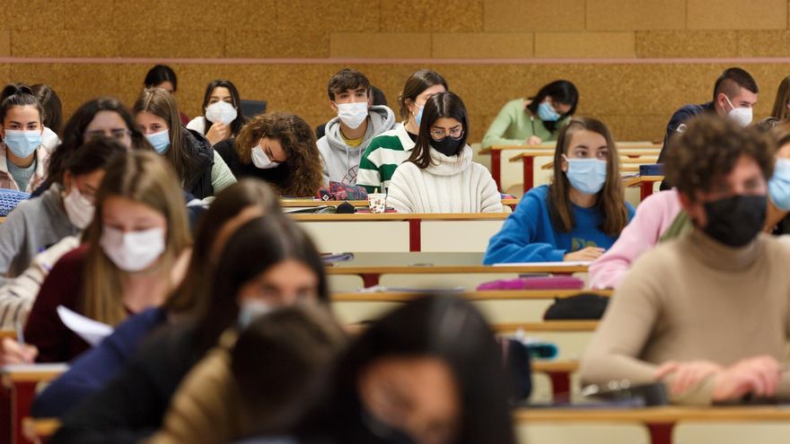 Alumnos de primer curso de la facultad de Farmacia de la Universidad del País Vasco en el campus de Vitoria asisten a clase este lunes, en el que tras casi 19 meses la universidad ha recuperado la docencia presencial plena.
