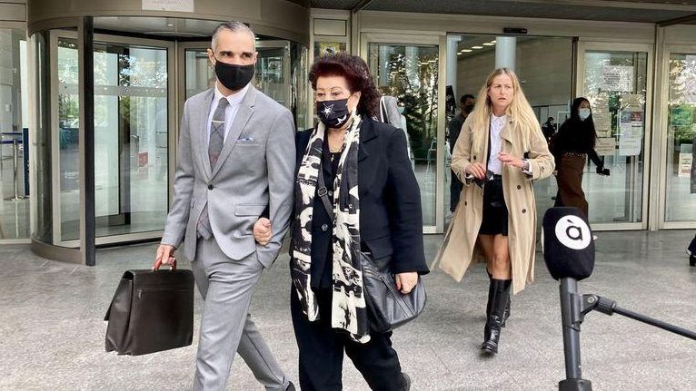 Consuelo Císcar junto a su abogado a la salida de la Ciudad de la Justicia de València.