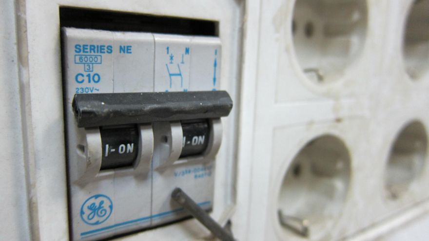 El precio de la luz encadena este miércoles su tercer récord consecutivo