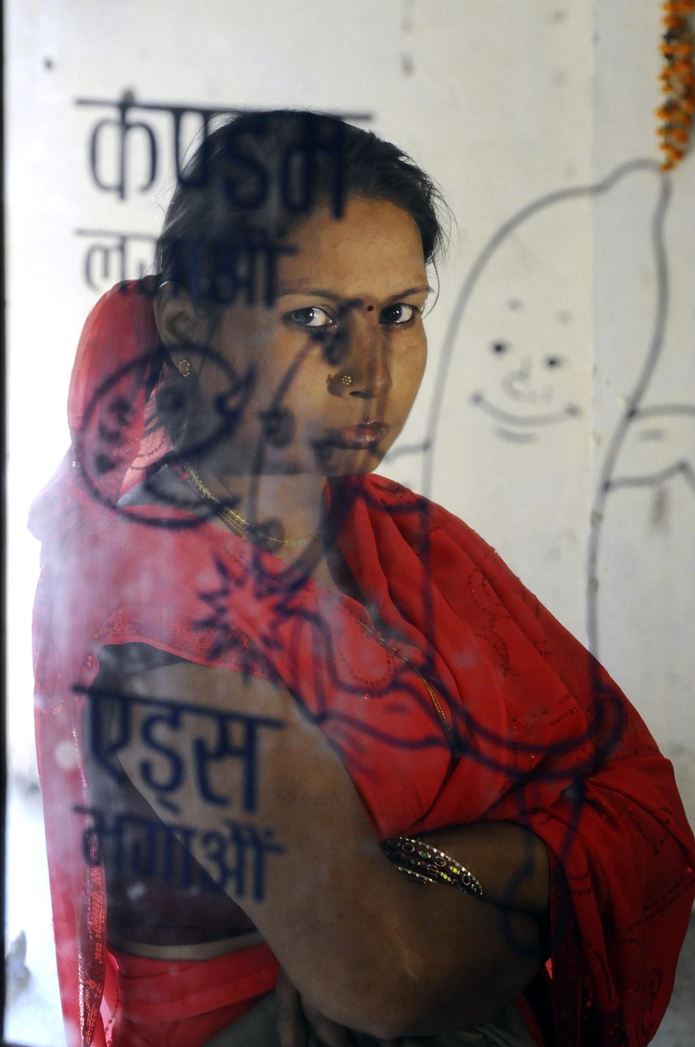 Bimila Panday se vio abocada a trabajar como prostituta cuando su marido dejó de dar señales desde India, a donde fue a trabajar. Él murió de sida y ella está infectada. Ahora trabaja con una ONG para evitar que otras mujeres como ella sigan los mismos pasos./Zigor Aldama