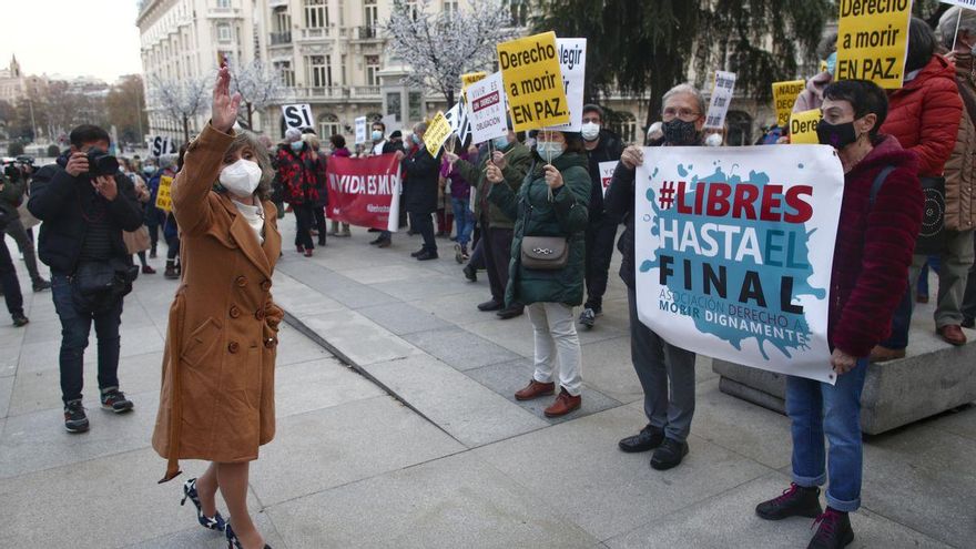 La exministra de Sanidad y actual secretaria de Sanidad del PSOE, María Luisa Carcedo, este jueves, celebra la aprobación de la ley que regula la eutanasia junto a colectivos sociales.