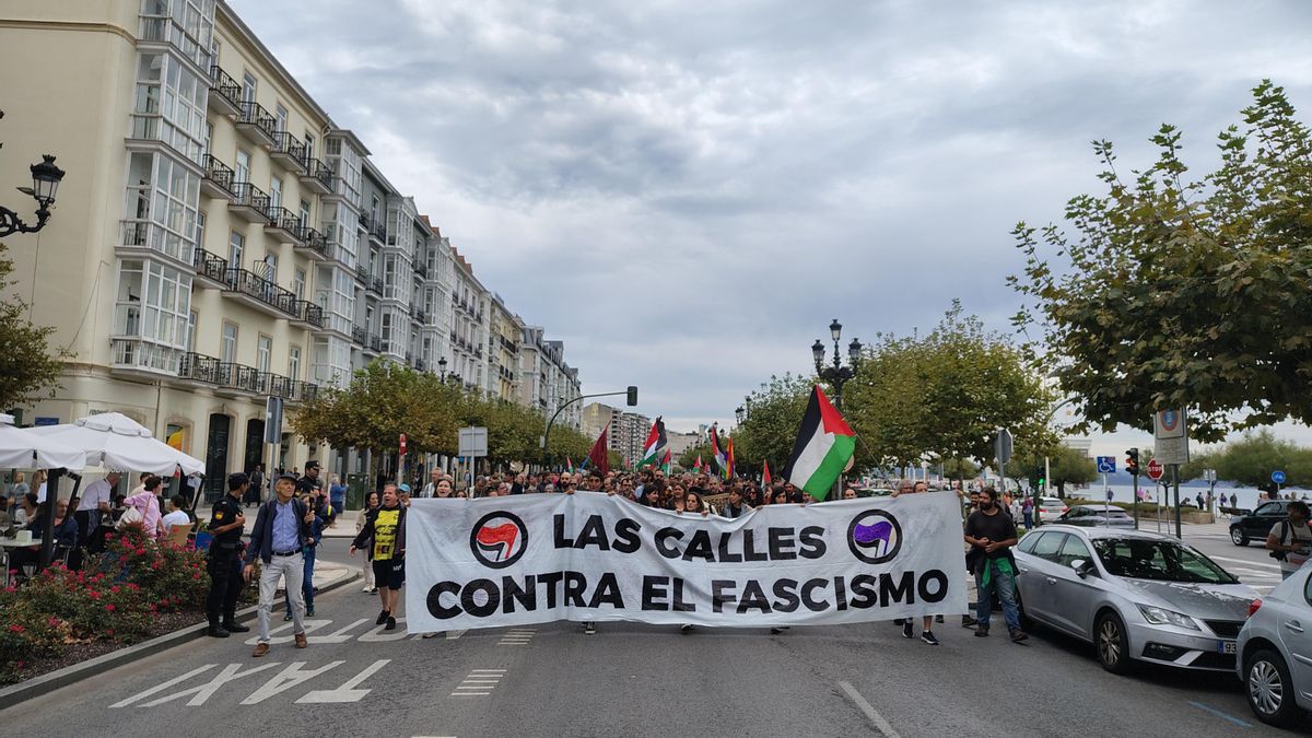 Centenares de personas participan en la manifestación de Rock Contra el Fascismo.