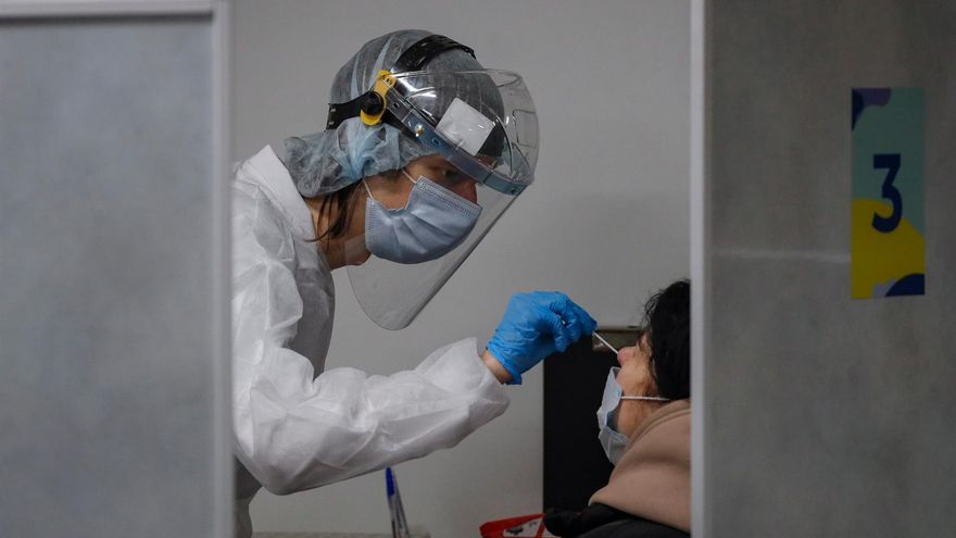 Una sanitaria realiza una prueba PCR en Moscú.