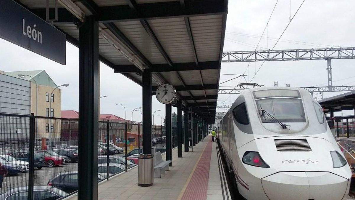 Tren de Renfe en la estación de León.