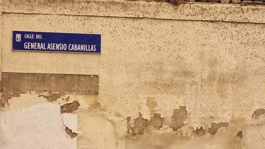 Foto de la calle con la nomenclatura franquista