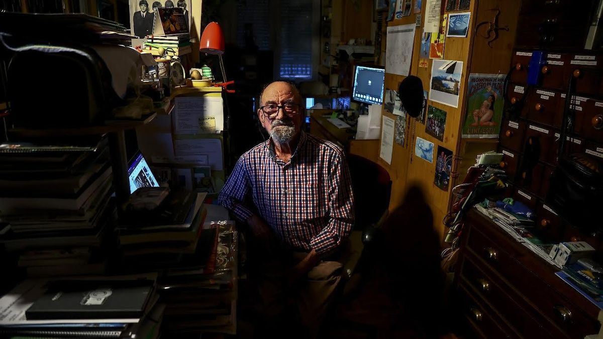 Juanjo Arrojo en su "cueva" de Gijón.
