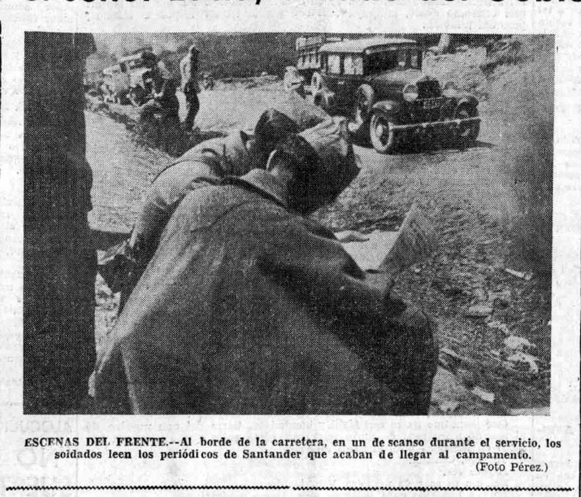 Dos soldados republicanos leen el periódico en el frente de guerra.