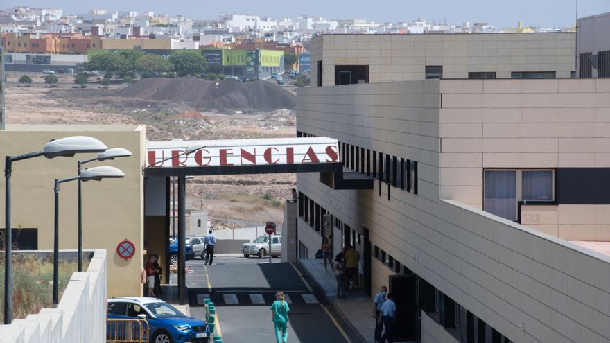 Un socorrista saca del agua a un joven de 18 años con síntomas de ahogamiento en una playa de Fuerteventura