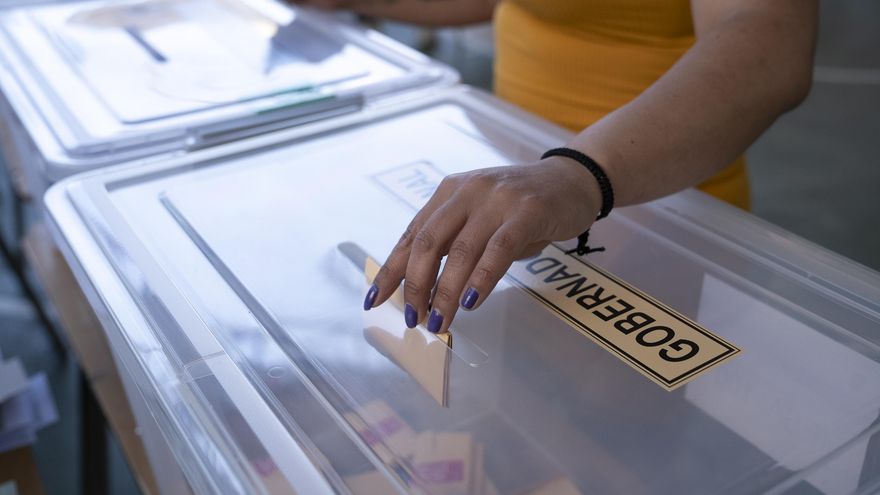 Arranca última jornada de los comicios locales de Chile, donde ya votó el 46 % del padrón