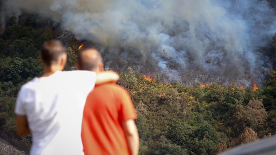 Varias personas observan el incendio, en la sierra de O Courel, a 19 de agosto de 2025, en Quiroga, Lugo, Galicia (España)
