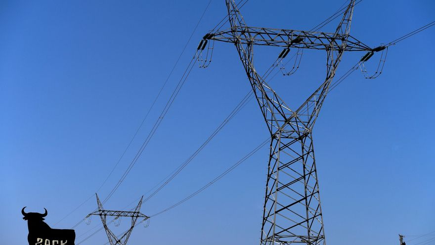 El alcalde de Batres insiste en que suspenderá los pagos a las eléctricas EFE/Eloy Alonso/Archivo