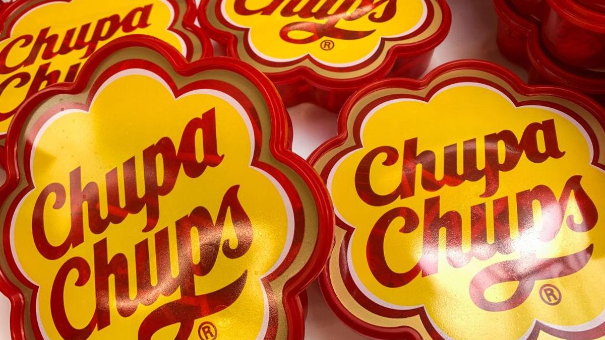 El logo redondo y floral que todos reconocemos lo diseñó Salvador Dalí en 1969, convirtiendo al Chupa Chups en probablemente el único objeto de consumo masivo con firma surrealista en la historia.