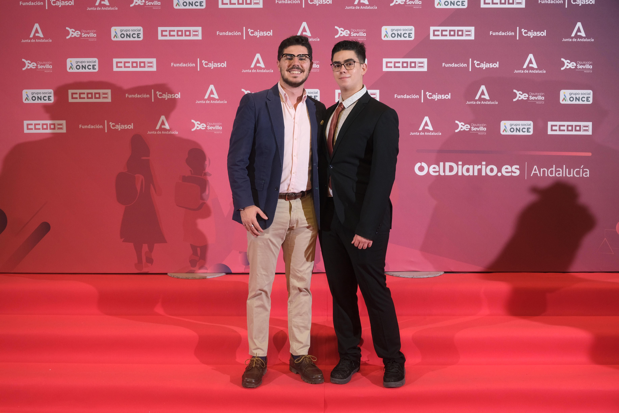 Tadeo Marín, uno de los premiados, junto a un gestor del piso donde reside