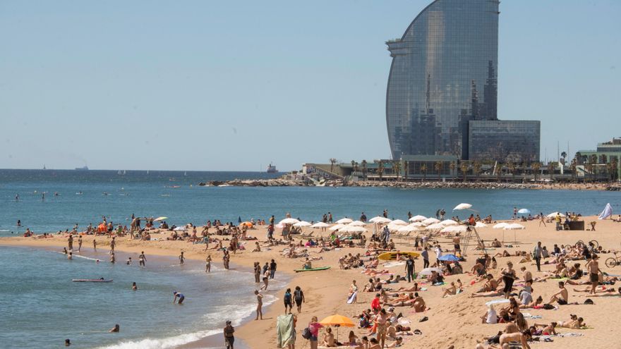 Barcelona quiere prohibir fumar en las playas y empezará con cuatro este verano