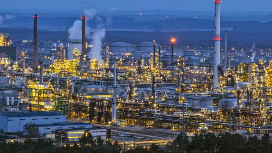 Vista de la refinería de petróleo PCK en Schwedt, Alemania, este miércoles.