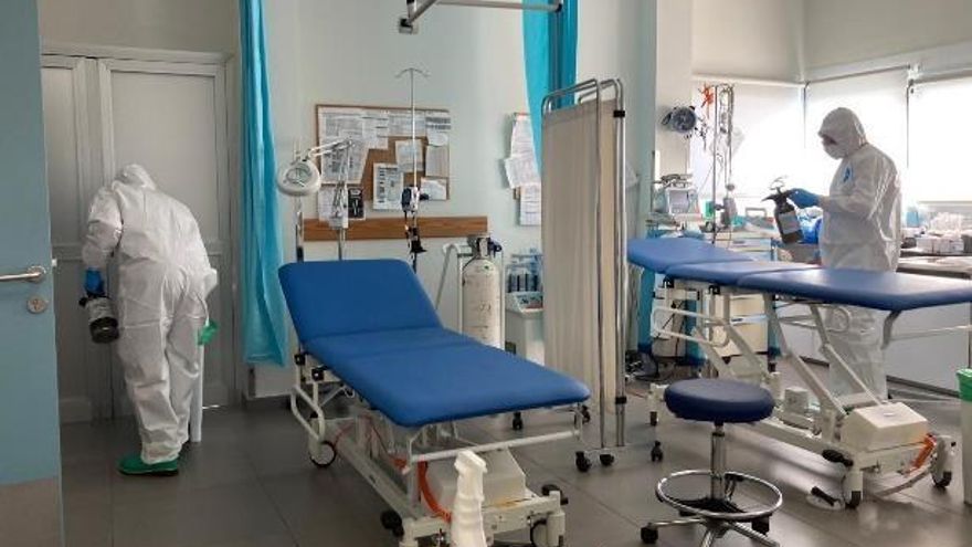 Efectivos del Ejército de Tierra desinfectan el Centro de Salud Playa Blanca, en Lanzarote