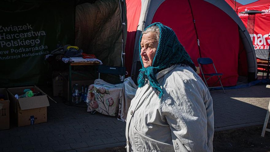 Una mujer camina por el punto fronterizo de Medyka, en Polonia