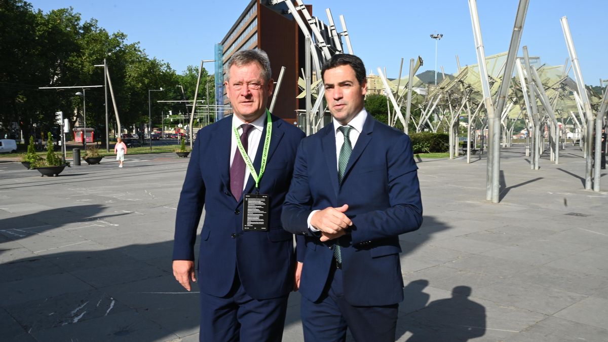 El consejero Bingen Zupiria con el lehendakari, Imanol Pradales