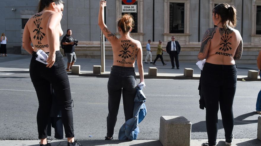 Activistas de Femen frente al Congreso de los Diputados, este martes.