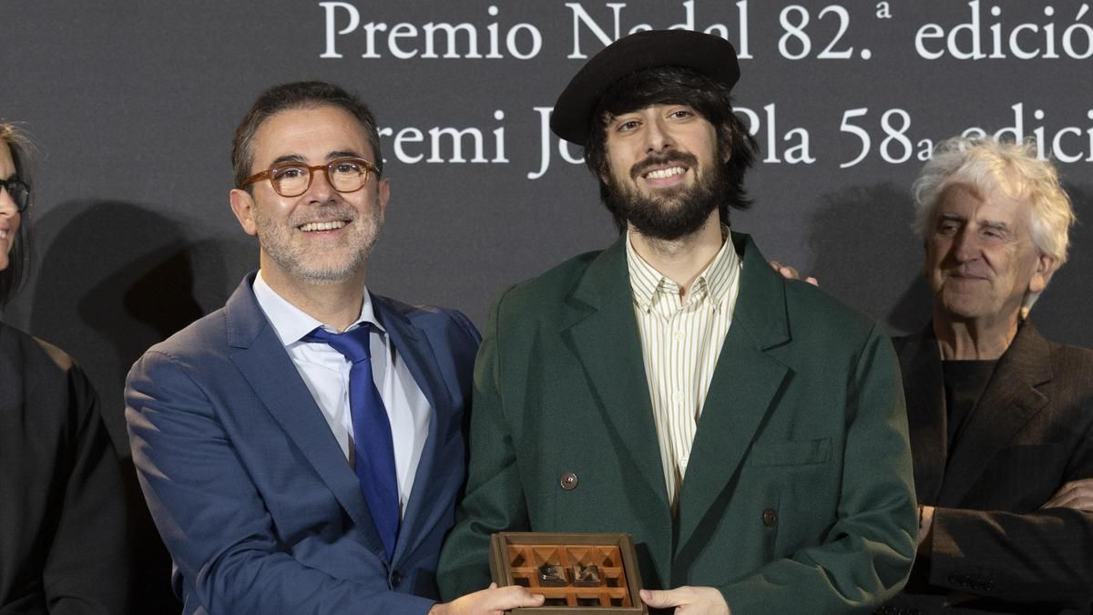 El escritor David Uclés (d) acompañado por el director editorial de Ediciones Destino, Emili Rosales, tras recibir el Premio Nadal de Novela 2026