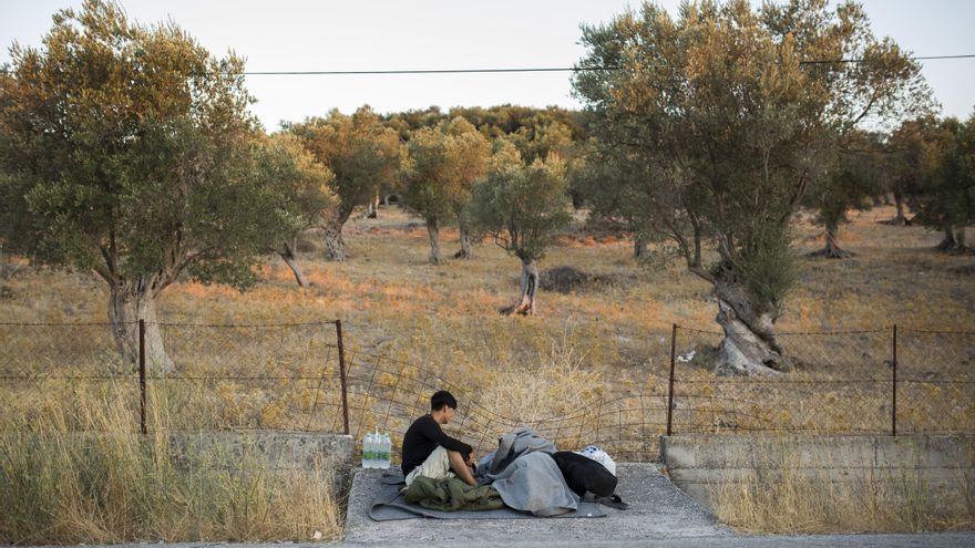 Un hombre sentado junto a sus pertenencias en una calle cerca del campo de refugiados de Moria que fue casi completamente destruido en un incendio que se desató durante la noche del miércoles.