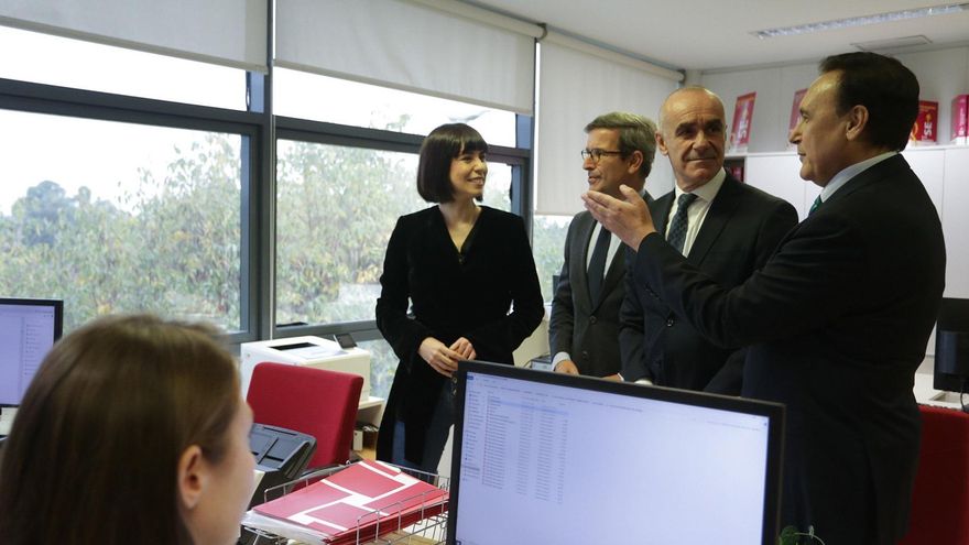 La ministra de Ciencia acompañada del alcalde de Sevilla y de consejeros de la Junta en su visita al CREA