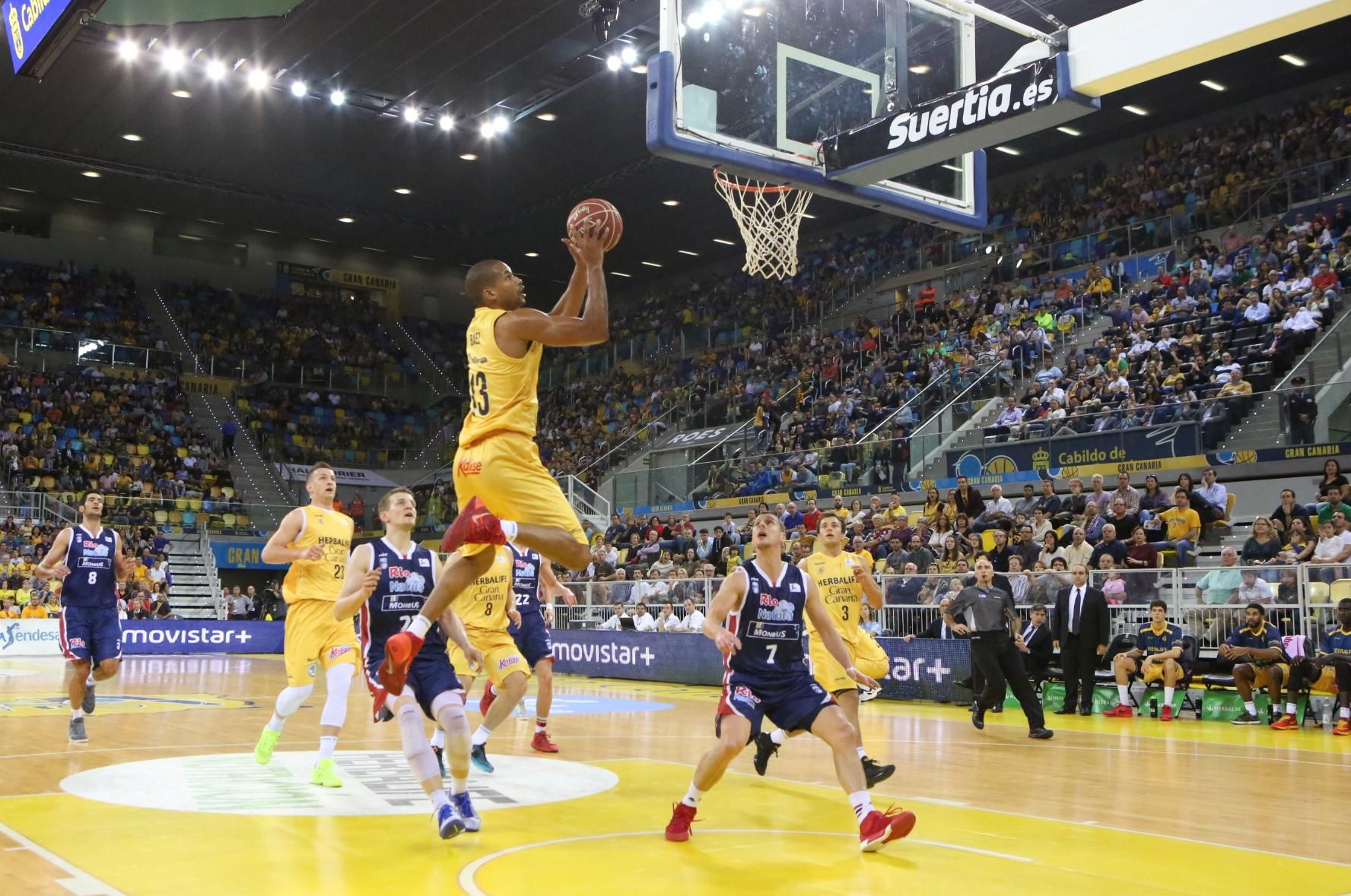 Encuentro entre el Herbalife Gran Canaria y Rio Natura Monbus Obradoiro en el Gran Canaria Arena.