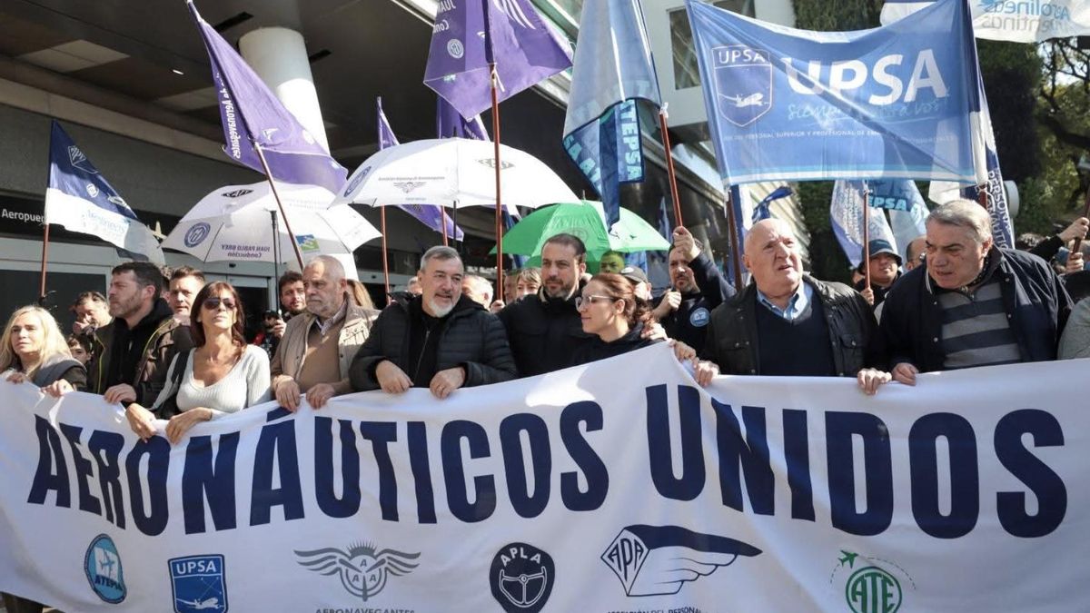 Este lunes hubo movilización de los sindicatos en Aeroparque en reclamo contra los ajustes de Milei en el sector aeronáutico.
