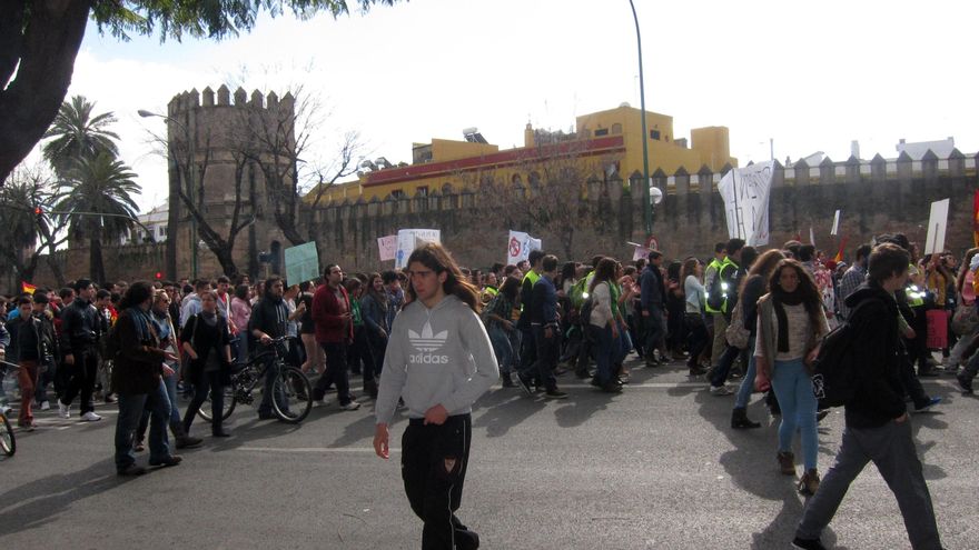 Estudiantes cifran en cerca del 90% el seguimiento de una "pacífica" primera jornada de paro contra la Lomce