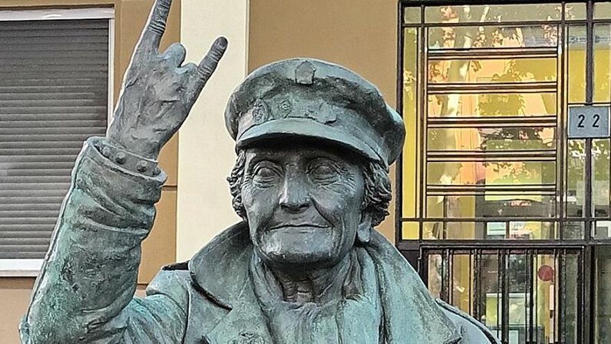 Ángeles Rodríguez, la abuela del rock inmortalizada con una estatua en Vallecas haciendo los cuernos como los heavys