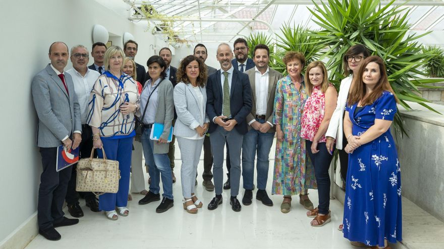 El consejero de Educación rodeado de su equipo comparece en el Parlamento de Cantabria