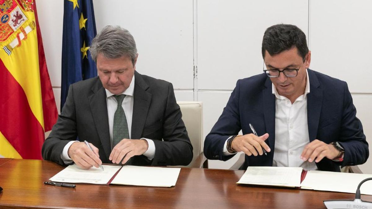 El secretario de Estado de Transportes y Movilidad Sostenible, José Antonio Santano, y el consejero de Obras Públicas, Vivienda y Movilidad del Gobierno de Canarias, Pablo Rodríguez, en la firma.