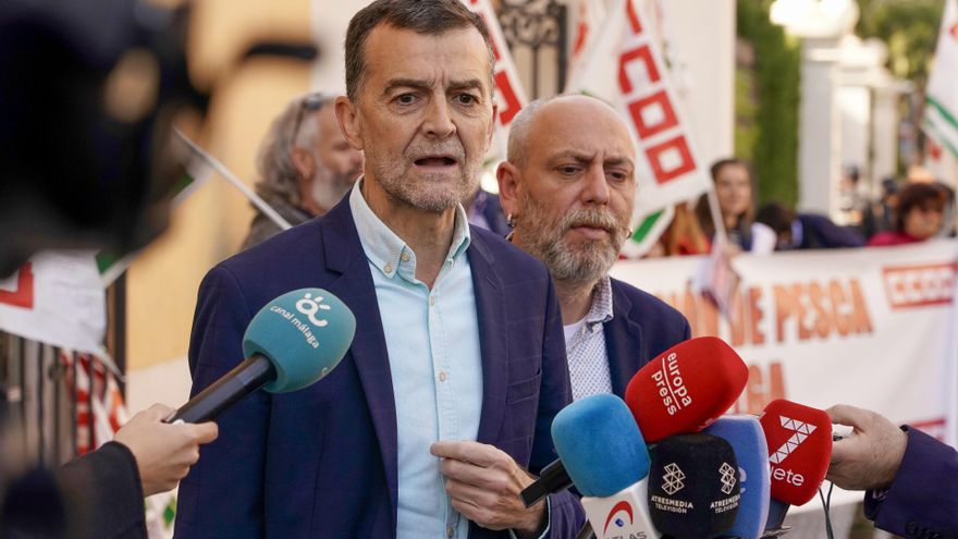 Archivo - El coordinador federal de Izquierda Unida, Antonio Maíllo, atiende a los medios antes de asistir al acto de reparación de la memoria de Manuel José García Caparrós. A 27 de febrero de 2025, en Málaga. (Foto de archivo).