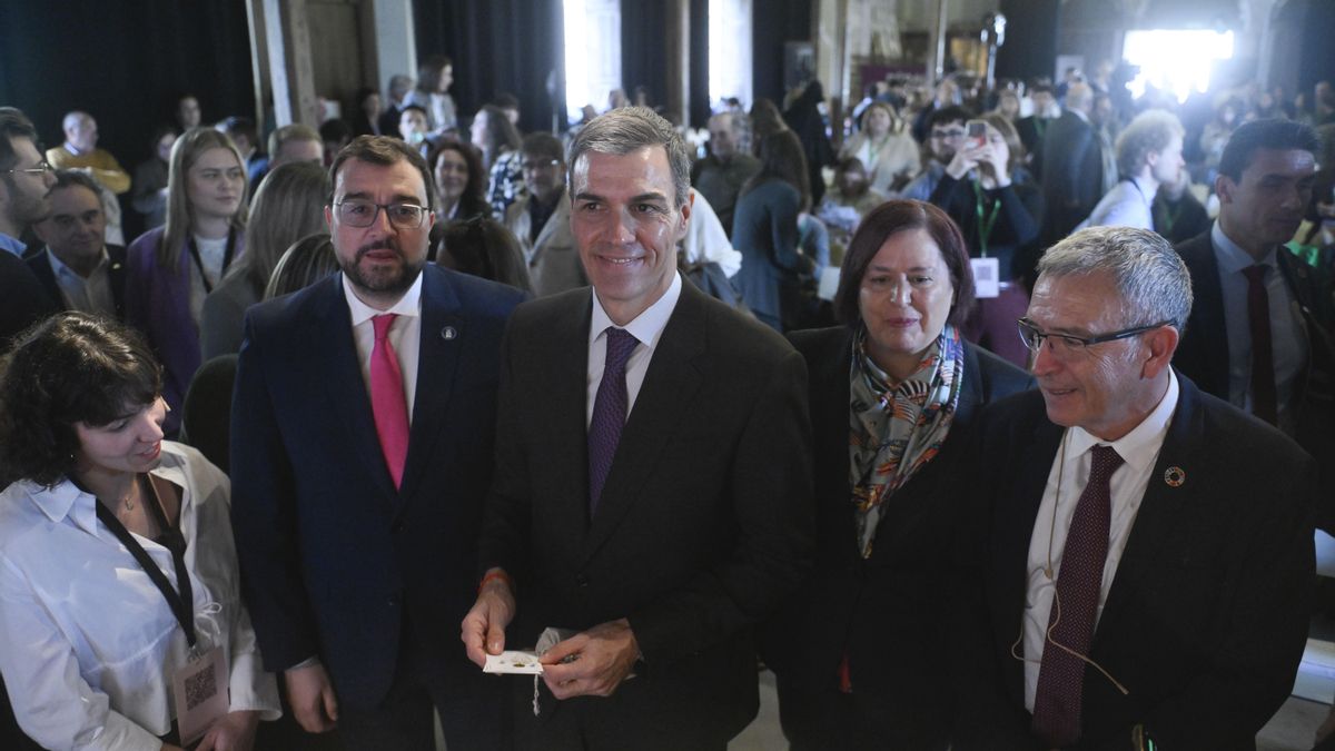 El presidente del Gobierno, Pedro Sánchez , la vicepresidenta tercera y ministra para la Transición Ecológica y el Reto Demográfico, Sara Aagesen, y el jefe del Ejecutivo asturiano, Adrián Barbón , participan en la presentación de la II Estrategia Nacional para la Equidad Territorial y el Reto Demográfico, este miércoles en Infiesto (Asturias).