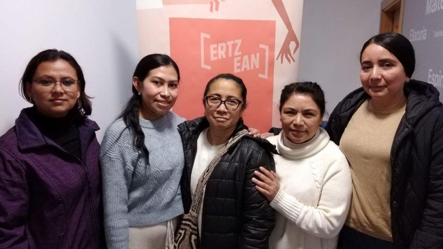 La realidad de las migrantes que cuidan a personas mayores en Euskadi: "Estaba de interna 19 horas al día, era casi su esclava"