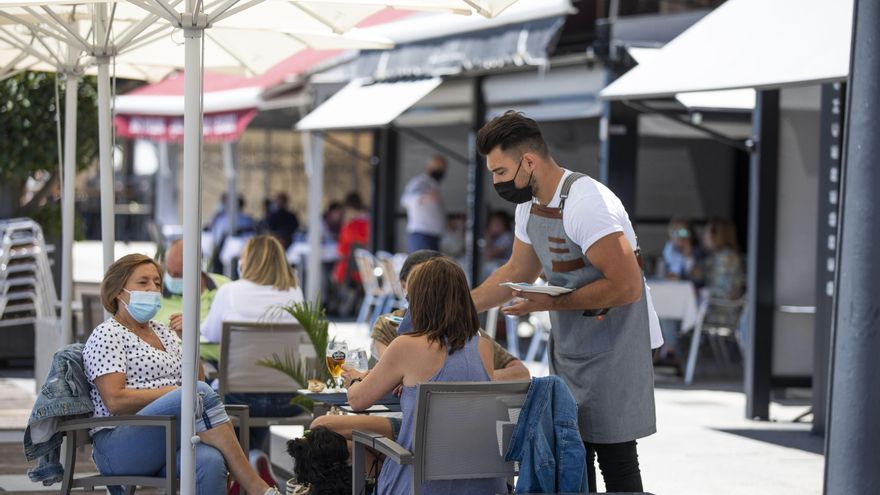 Varias personas en una terraza del paseo marítimo de la playa de Sanxenxo, a 4 de junio de 2021, en Sanxenxo, Pontevedra, Galicia