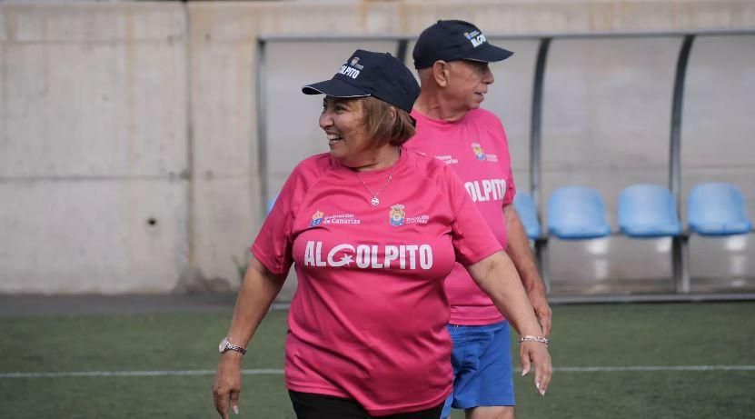 Dos personas en lo talleres del proyecto AlGolpito, de la Fundación UD Las Palmas.