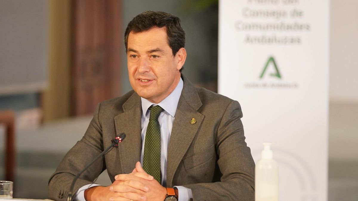 El presidente de la Junta, Juanma Moreno, ante el Pleno de Comunidades Andaluzas en el exterior, en imagen de archivo