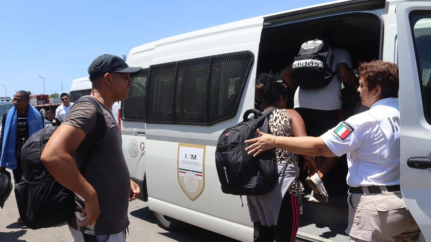 Una camioneta con 27 migrantes de Vietnam, Ecuador y Centroamérica se descarrila en México