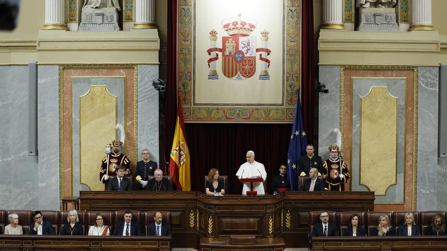 El papa León XIV pronuncia este lunes en el hemiciclo del Congreso de los Diputados un esperado e histórico discurso durante su visita a España. EFE/Ballesteros POOL