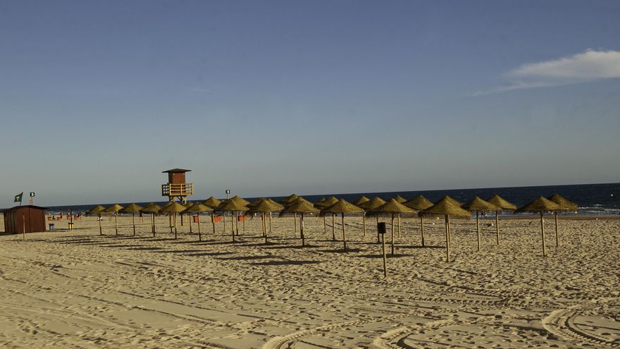 Luz verde al nudismo en las playas Cádiz: controversia por la decisión impulsada por el Ayuntamiento