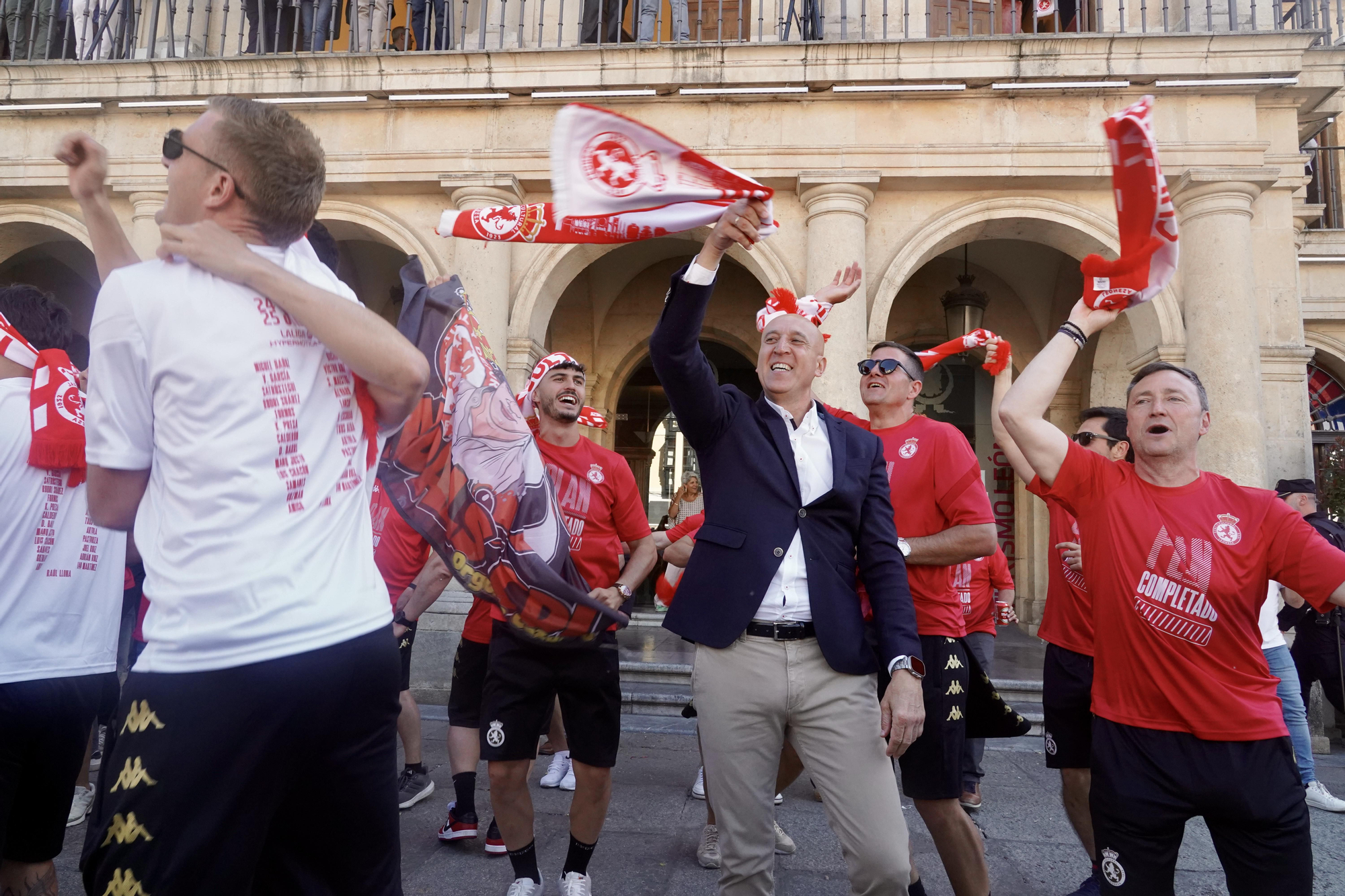 La Cultural recibe el homenaje del Ayuntamiento de León y un baño de masas de aficionados por su ascenso a Segunda