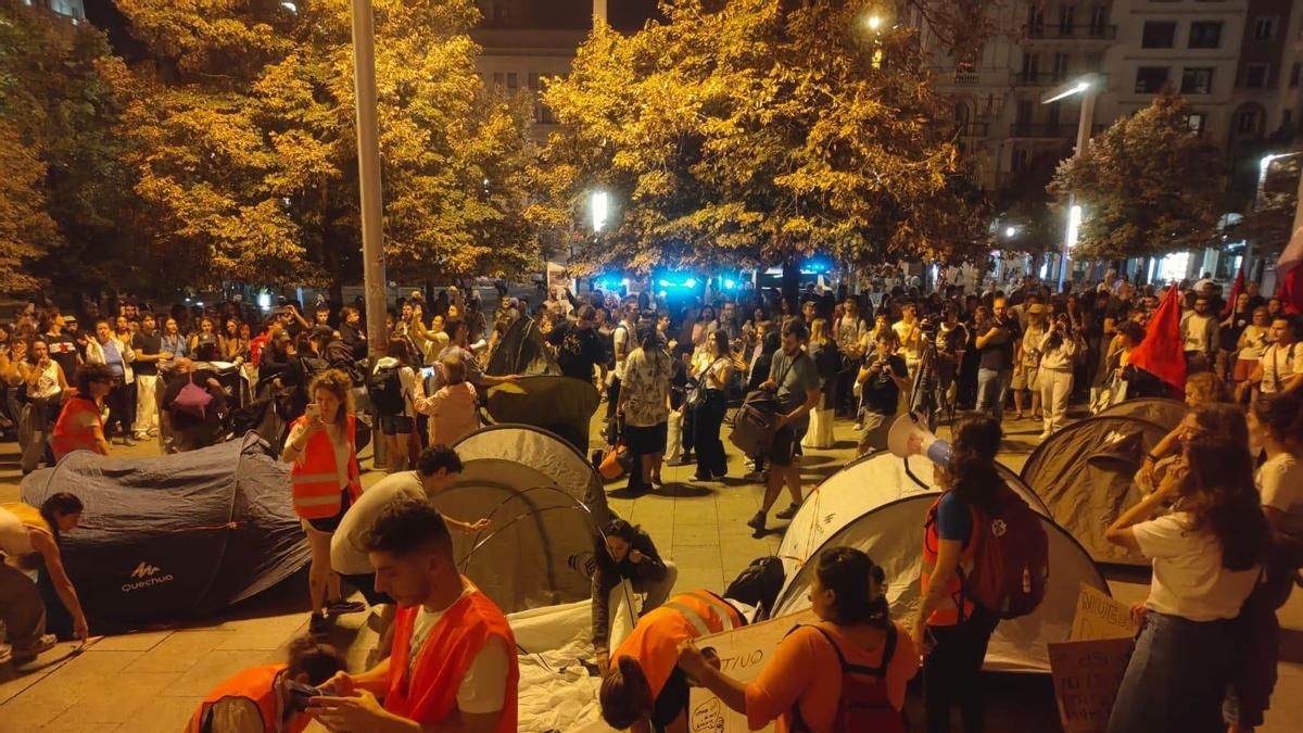 Zaragoza se suma a la protesta por la vivienda con una acampada en plena plaza de España