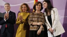 Carmen Calvo e Irene Montero durante la ceremonia de entrega de la cartera de Igualdad.
