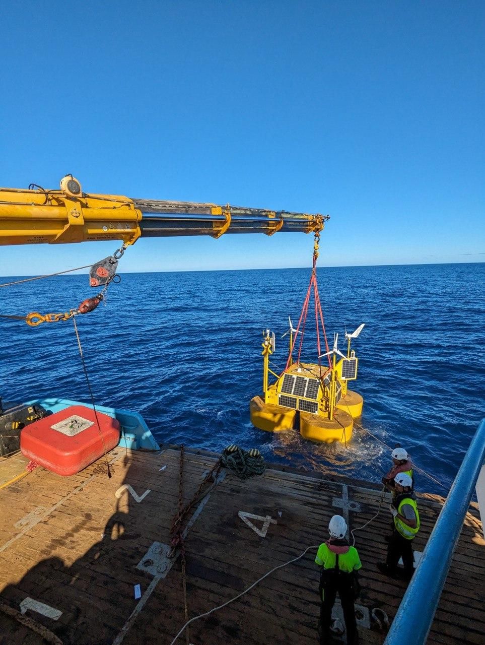 Momento de la botadura de la boya