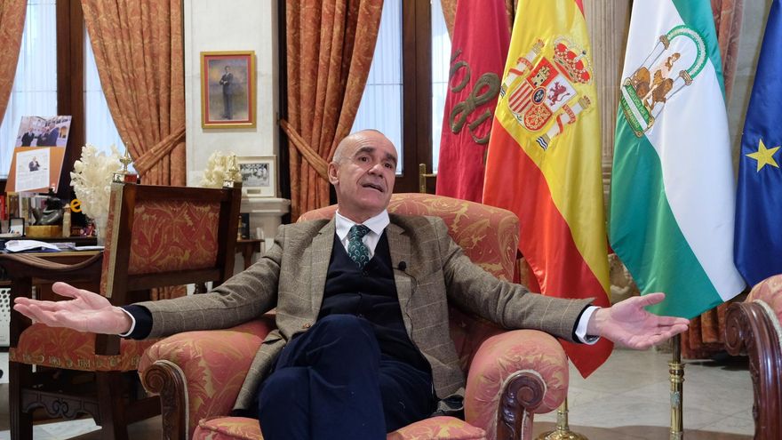 Antonio Muñoz en un momento de la entrevista en su despacho, que todavía está como lo dejó Juan Espadas.