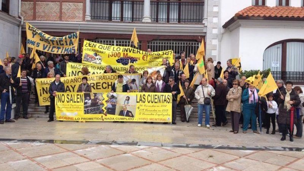 Una de las manifestaciones de AMA a las puertas del Ayuntamiento de Argoños.