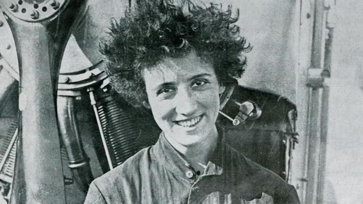 En 1921 logró, sin brújula ni mapa y con solo 25 años, ser la primera mujer en cruzar en avioneta los Andes